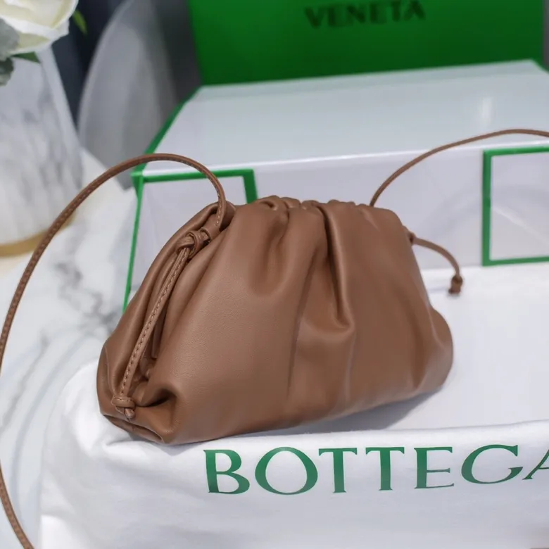 Batch 1120 Bottega Veneta cloud bag ☁️POUCH series Original plain calfskin, super low-key and attractive, soft and casual, major internet celebrity bloggers are crazy about calling it fashionable and classy, ​​lazy and intellectual, small size: 23*13*8 (small cloud plain) caramel color